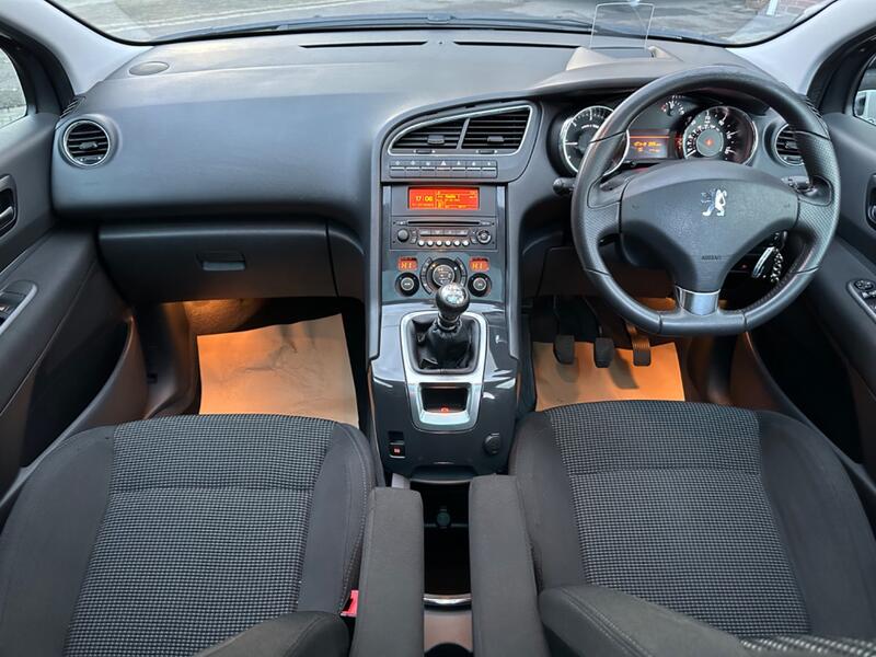 View PEUGEOT 5008 2.0 HDi Exclusive